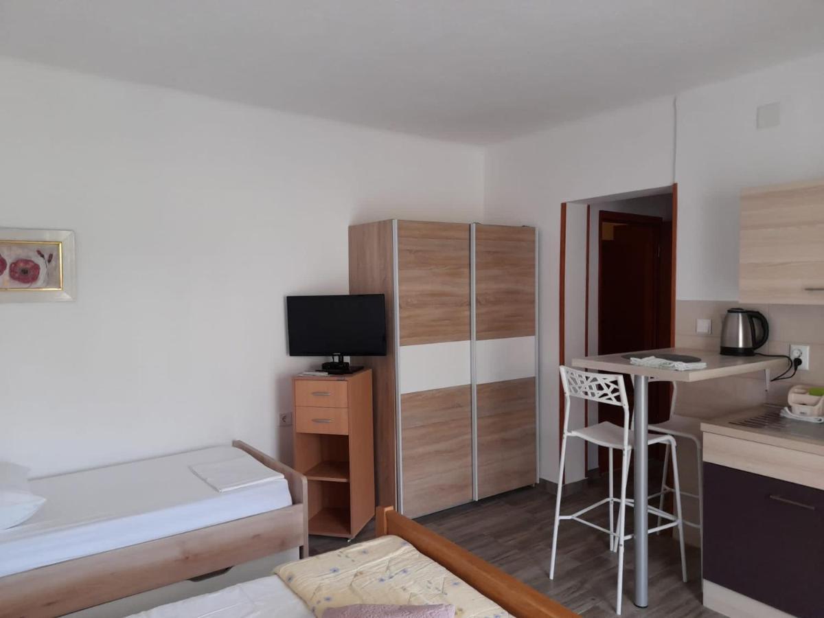 Rooms & Apartments Kaurloto Pag Town Bagian luar foto