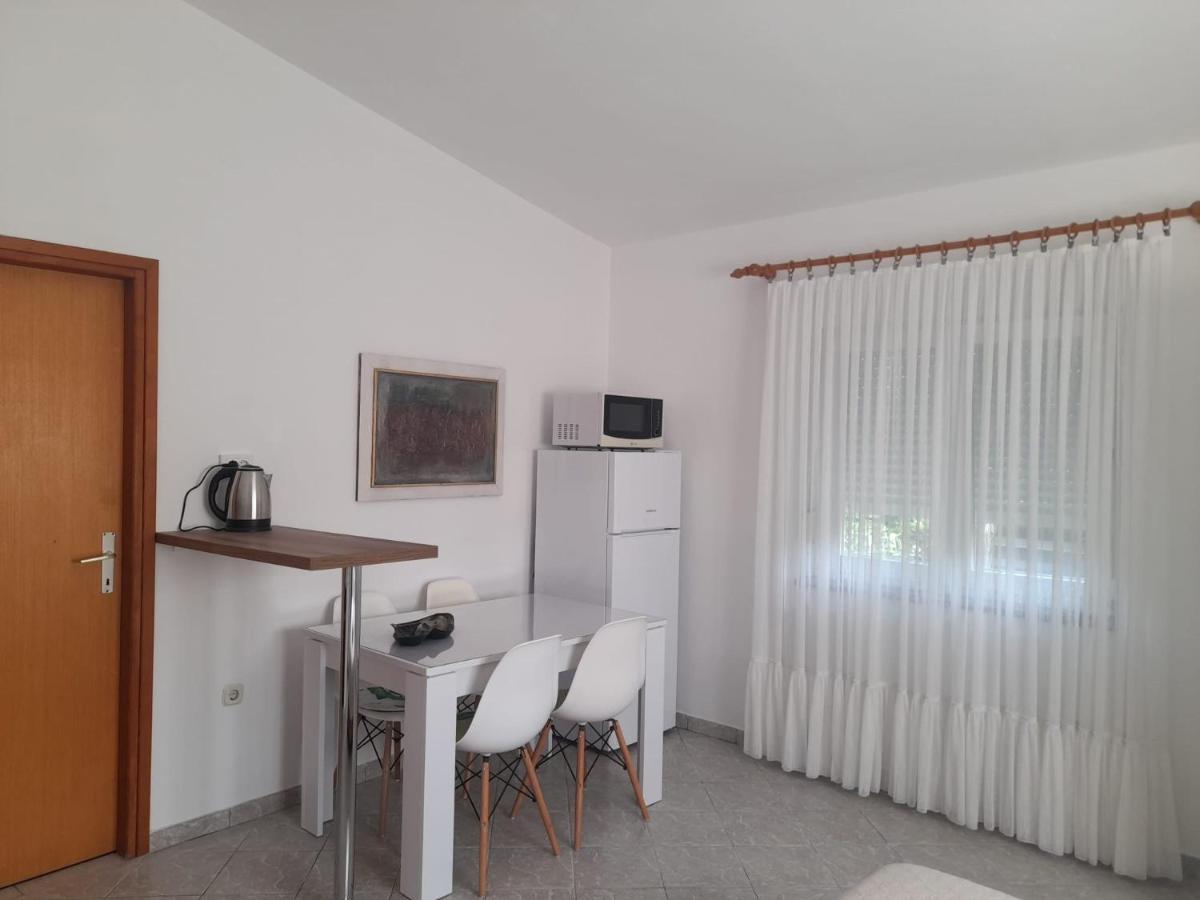 Rooms & Apartments Kaurloto Pag Town Bagian luar foto
