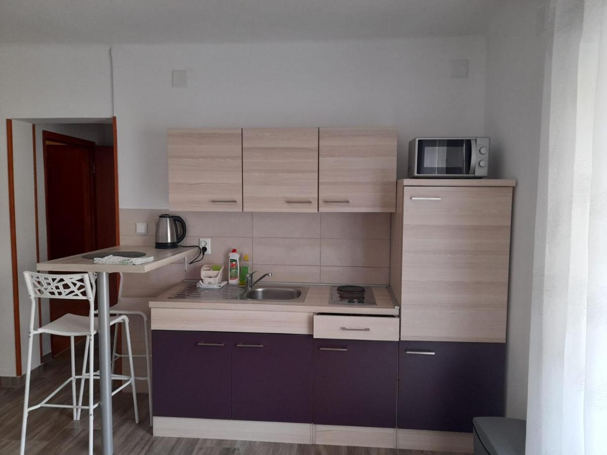 Rooms & Apartments Kaurloto Pag Town Bagian luar foto