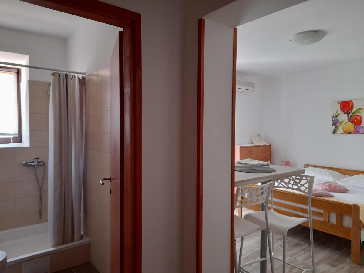 Rooms & Apartments Kaurloto Pag Town Bagian luar foto