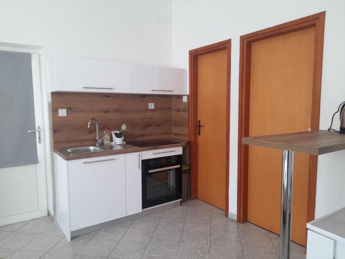Rooms & Apartments Kaurloto Pag Town Bagian luar foto