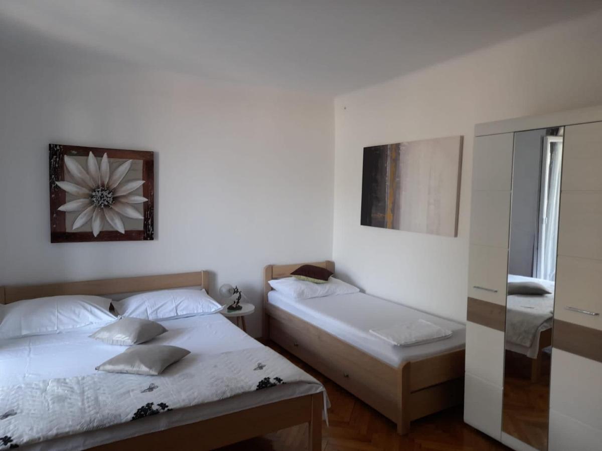 Rooms & Apartments Kaurloto Pag Town Bagian luar foto