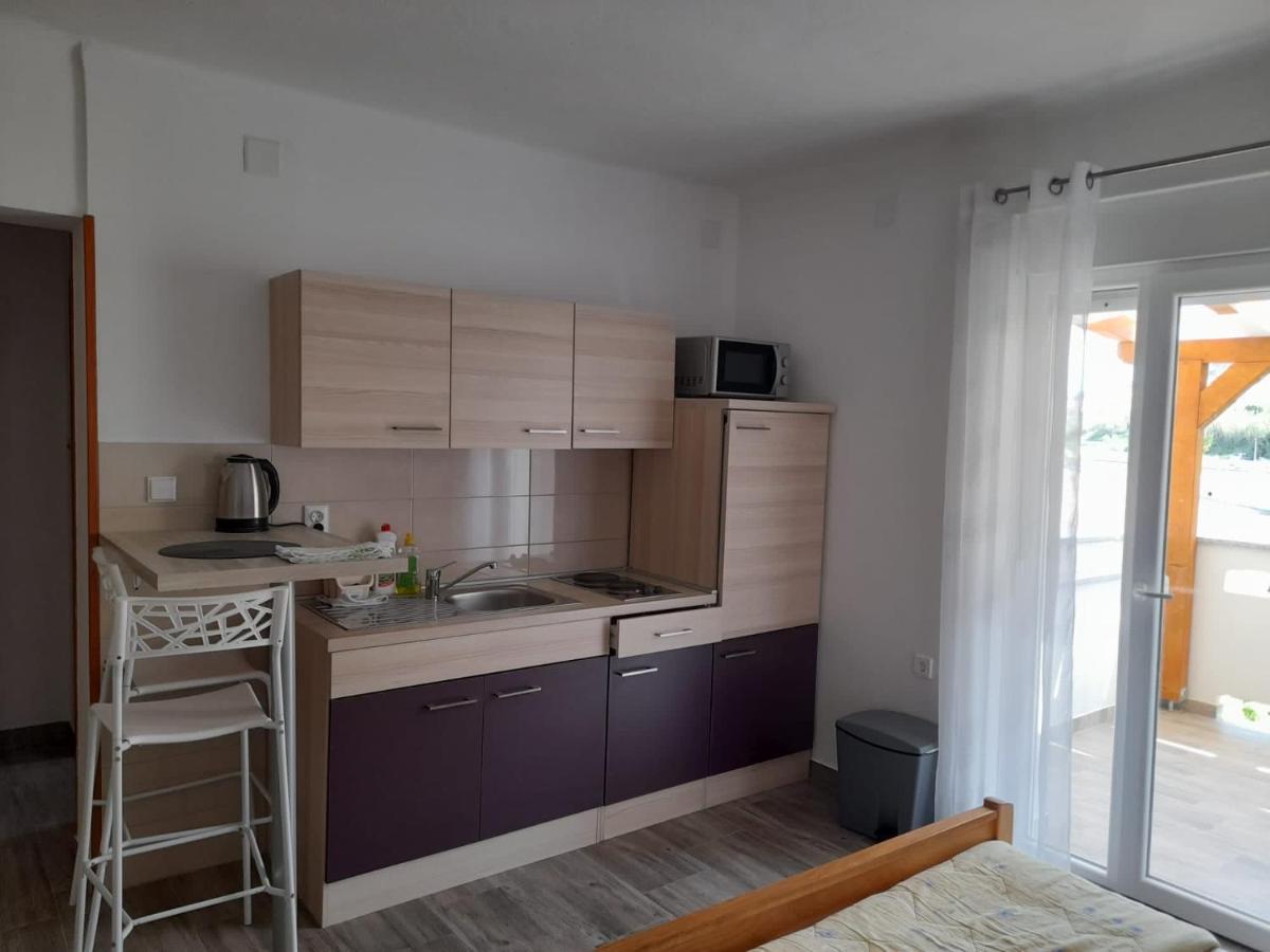 Rooms & Apartments Kaurloto Pag Town Bagian luar foto