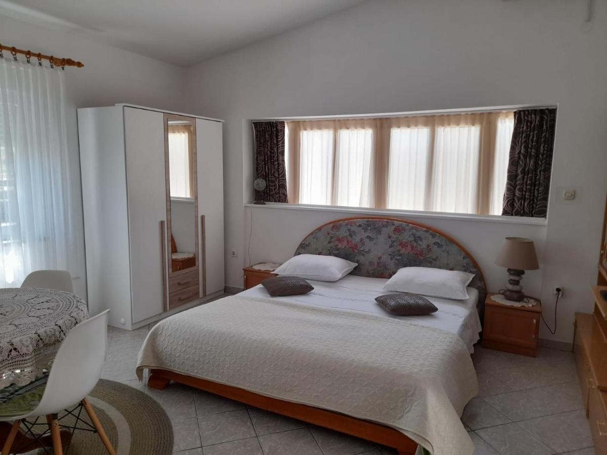 Rooms & Apartments Kaurloto Pag Town Bagian luar foto