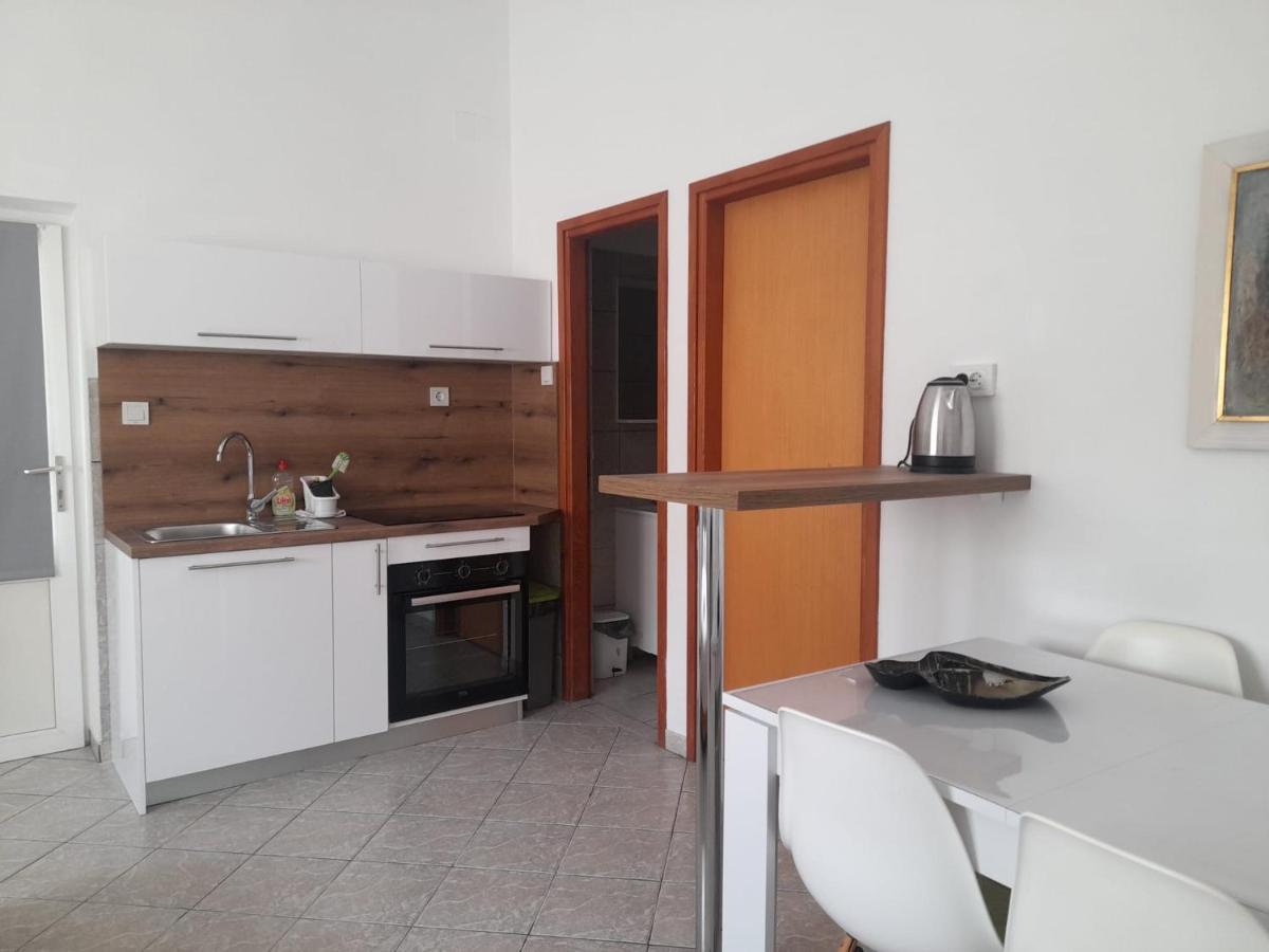 Rooms & Apartments Kaurloto Pag Town Bagian luar foto