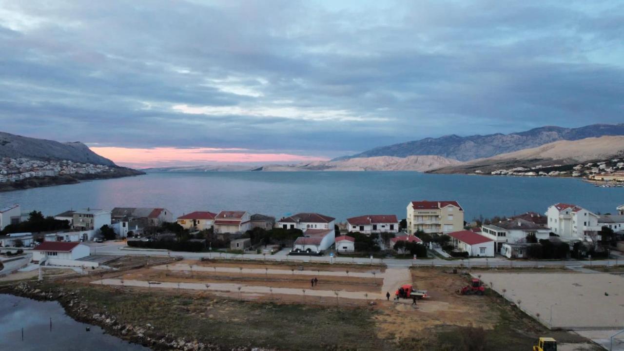 Rooms & Apartments Kaurloto Pag Town Bagian luar foto