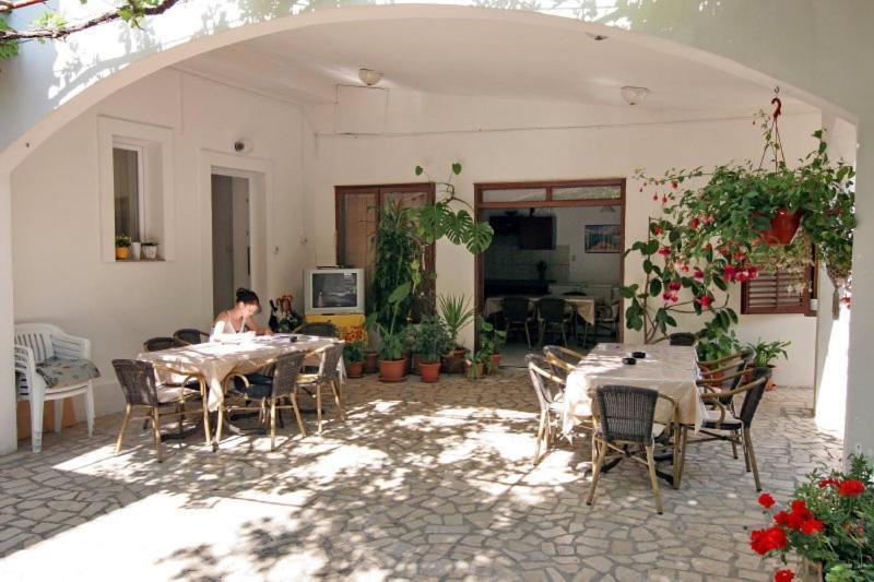 Rooms & Apartments Kaurloto Pag Town Bagian luar foto