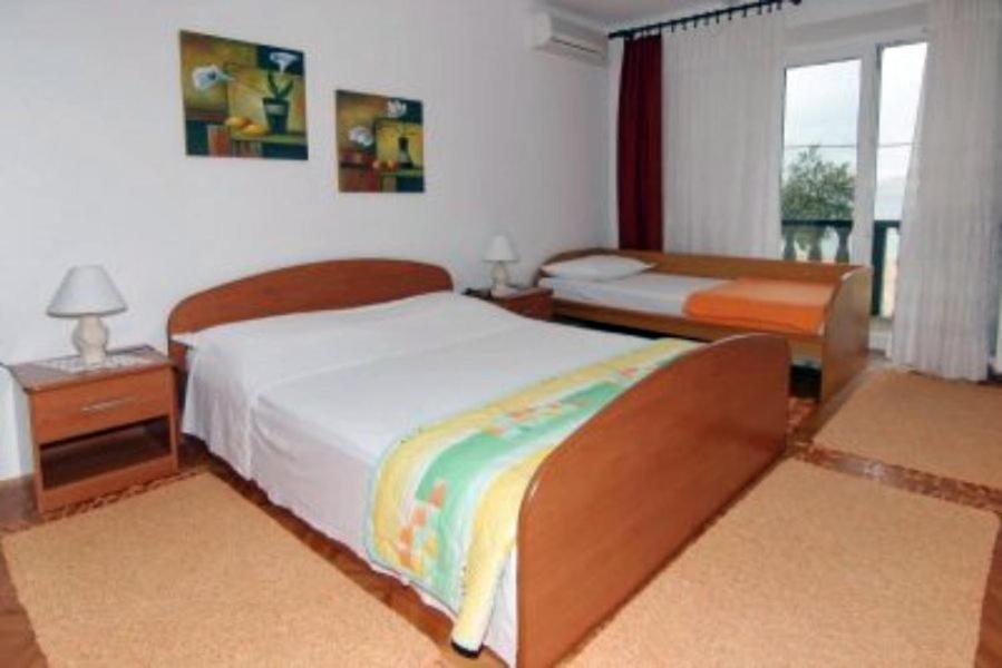 Rooms & Apartments Kaurloto Pag Town Bagian luar foto