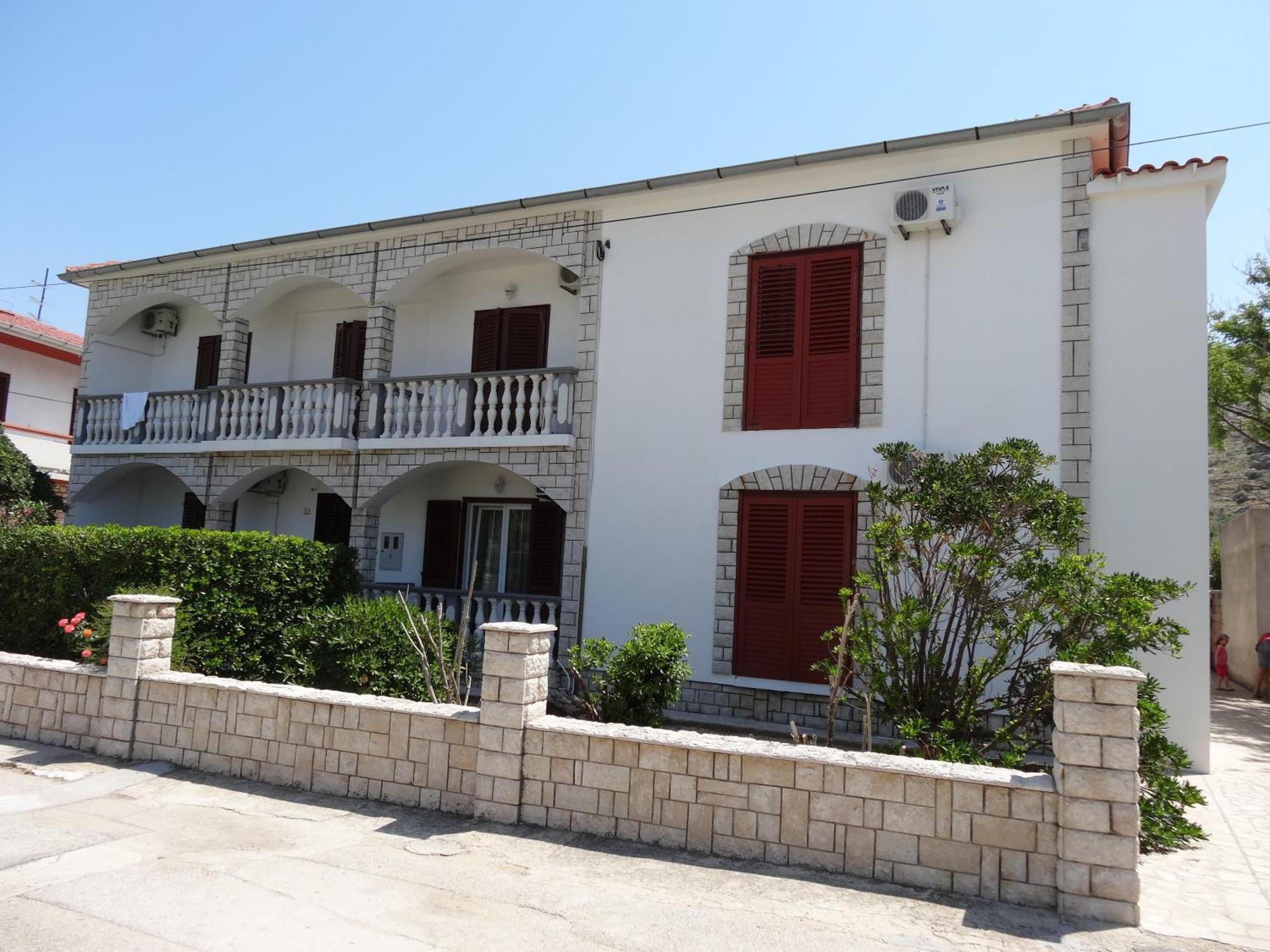 Rooms & Apartments Kaurloto Pag Town Bagian luar foto