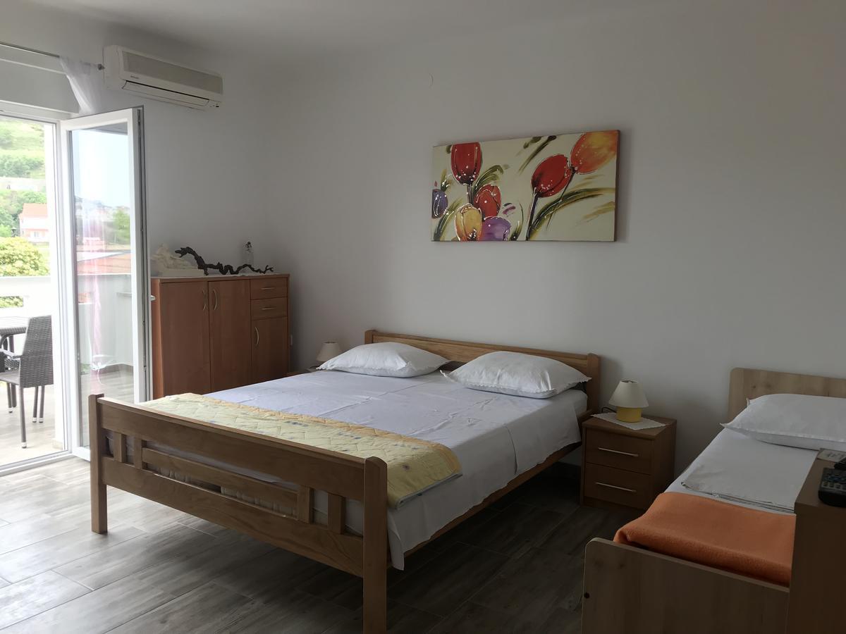 Rooms & Apartments Kaurloto Pag Town Bagian luar foto
