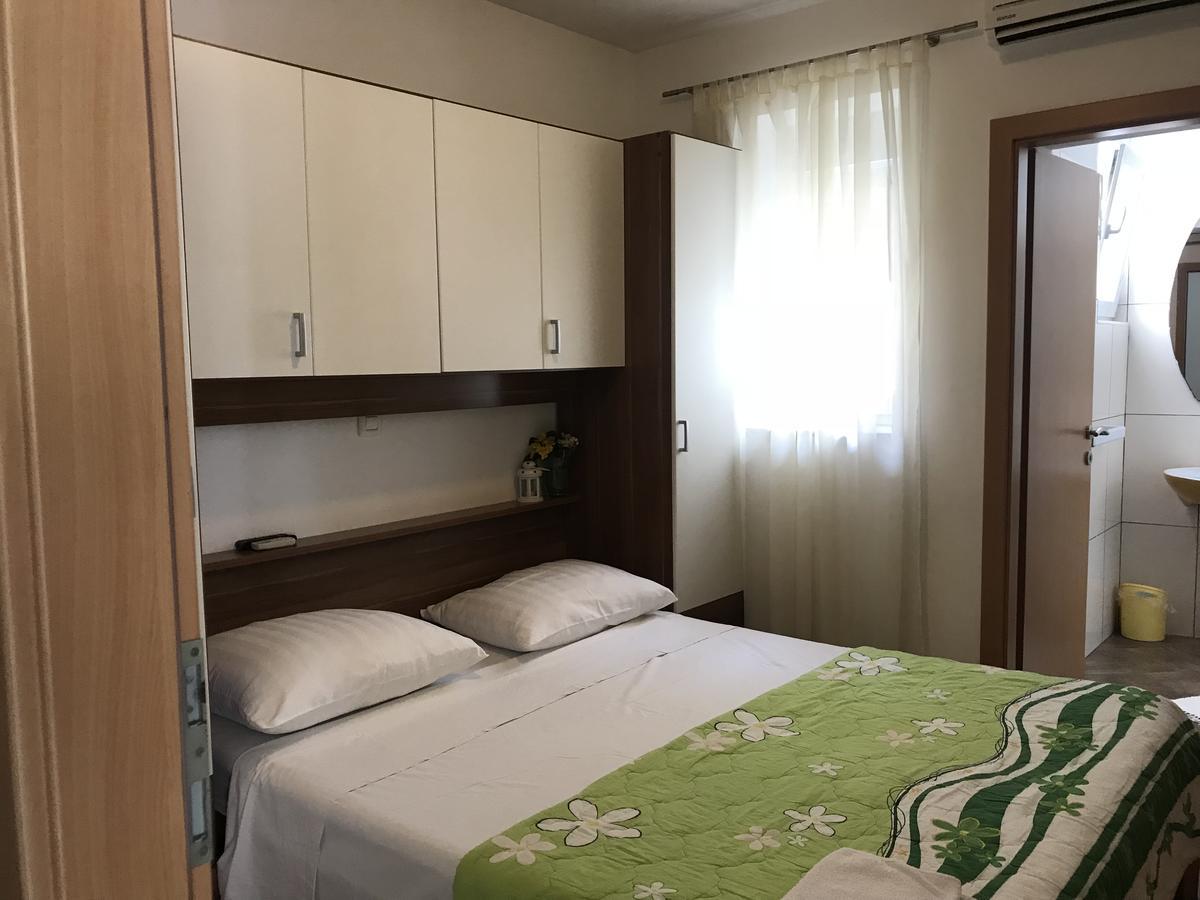 Rooms & Apartments Kaurloto Pag Town Bagian luar foto