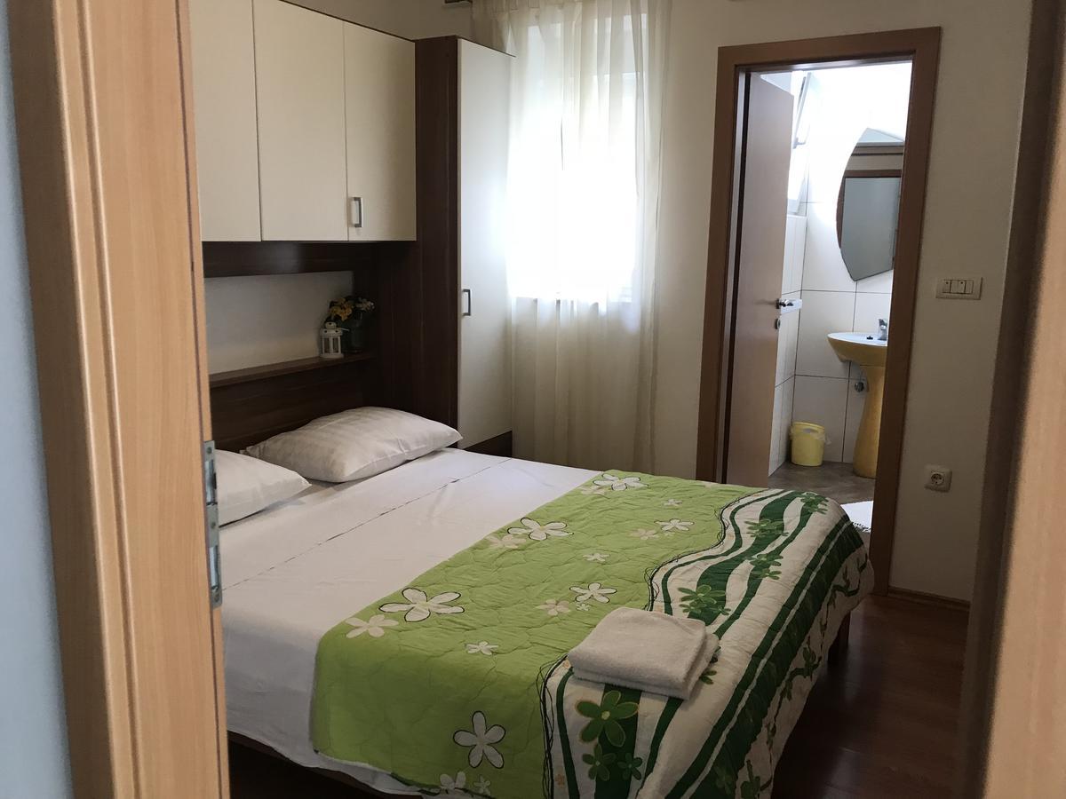 Rooms & Apartments Kaurloto Pag Town Bagian luar foto